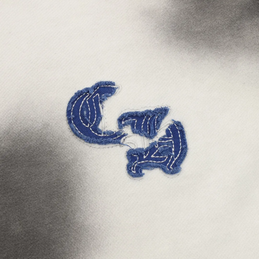 🅿️620 Chrome Hearts/Chrome Hearts Heavy-duty washed horseshoe Sanskrit denim patch embroidered hooded sweatshirt. Made of double-strand double yarn 430g pure cotton sweatshirt fabric. The fabric is woven with double-strand twists. It is 40% stronger than single-strand yarn and forms a three-dimensional texture similar to the texture of tripe. It not only maintains the moisture absorption and breathability of pure cotton, but also achieves softness and non-collapse through double-strand thickening. Laser burning patch embroidery. Frayed process Micro-label patch on the chest Large logo horseshoe pattern on the back Heavy-duty laser burnt three-dimensional patch embroidery design Washed and frayed The overall garment presents a lazy style Whether it is daily outings or sports and fitness, you can show your trendy attitude and become the focus of the street All three logos OS loose fit Color: washed black, washed white Size: S-XL